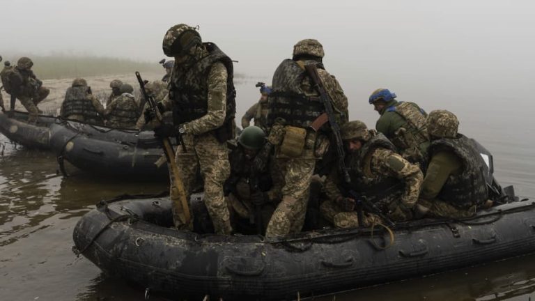 Ucraina va putea recruta până la 20 000 de deținuți pentru a-și întări armata