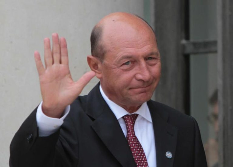 Traian Băsescu îşi anunţă retragerea din viaţa politică