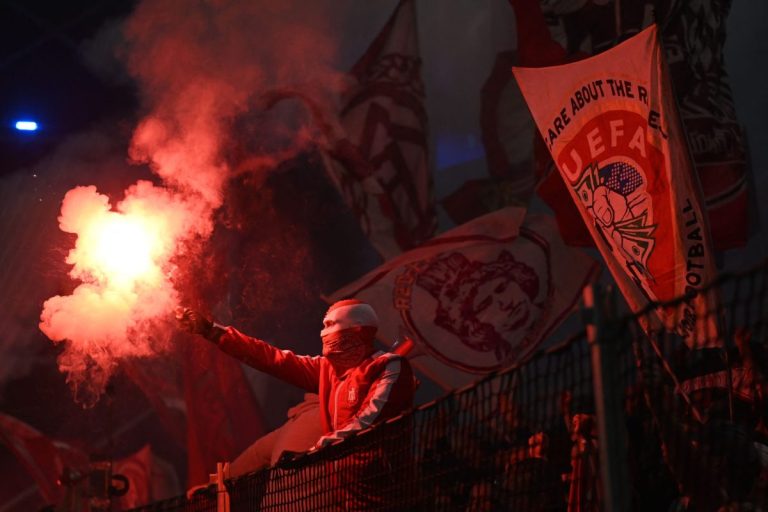 Un suporter riscă ani grei de închisoare pentru o petardă aruncată la un meci din Bundesliga