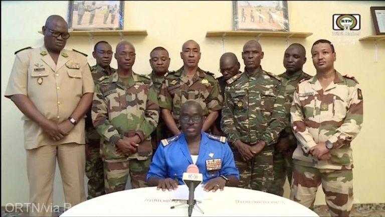 Militarii pucişti l-au răsturnat pe preşedintele Nigerului