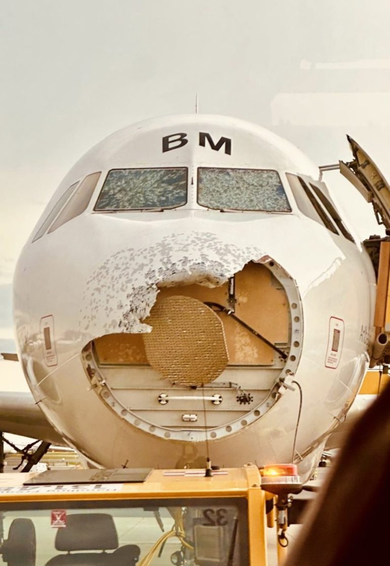 Un avion de pasageri s-a lovit de un ‘zid de grindină’! Piloţii au reuşit cu greu să aterizeze