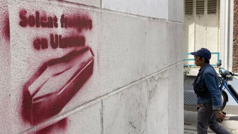 Pentru 100 de euro, doi moldoveni au împânzit Parisul cu sicrie desenate pe pereţi