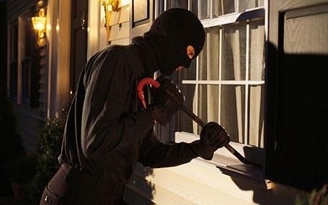 VIDEO – Doi hoţi au intrat peste un om în casă, l-au bătut bine şi i-au furat toţi banii