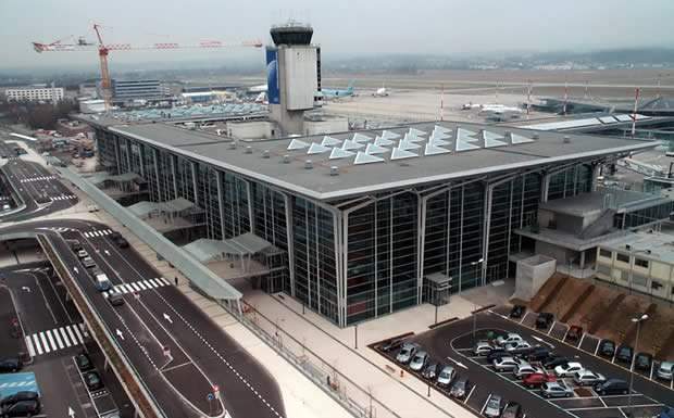 Ameninţare teroristă într-un aeroport din Franţa! Toţi călătorii au fost evacuaţi!