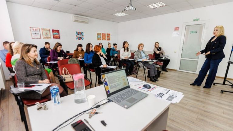 Moldovenii se înghesuie să studieze limba română. Sute de persoane s-au înscris la Tiraspol