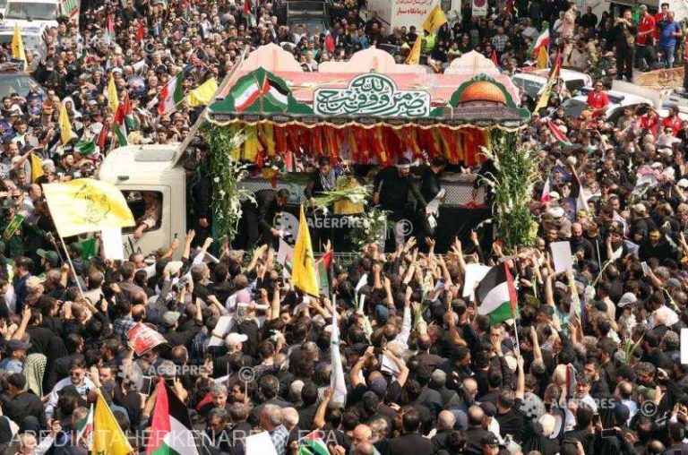 Mii de oameni au participat la funeraliile lui Ismail Haniyeh de la Teheran