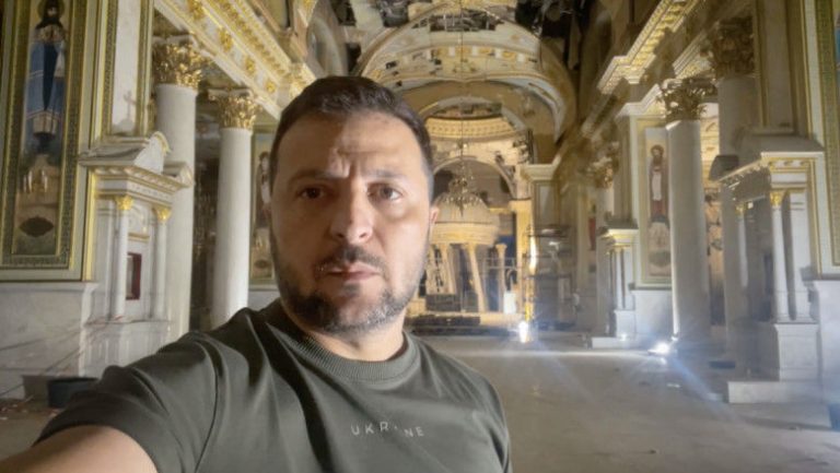 Zelenski a vizitat catedrala distrusă de bombardamentele rusești din Odesa