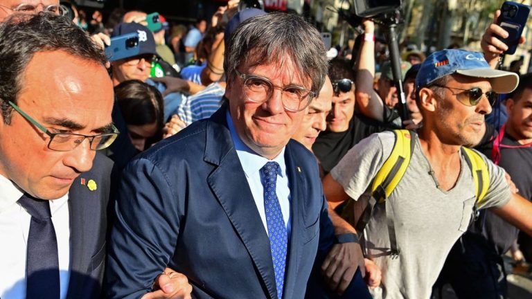 Un poliţist l-a ajutat pe Puigdemont să se facă nevăzut la Barcelona