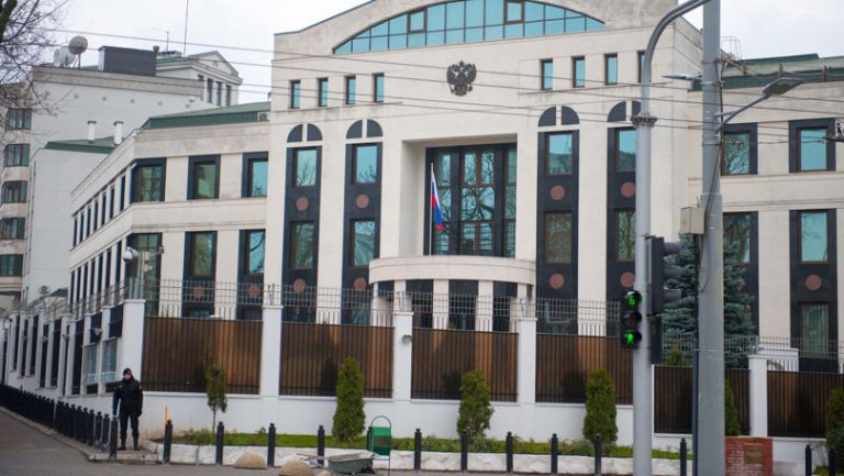 Cel puțin doi din cei 10 diplomați ruși rămași la Chișinău au legături cu FSB