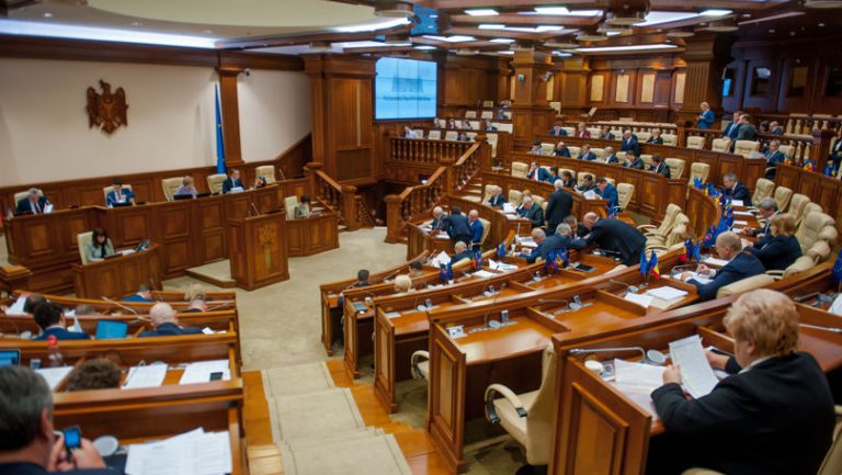 Parlamentul s-a întrunit în ședință. Deputații urmează să examineze pachetul bugetar