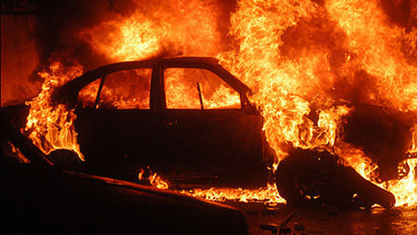 ROASĂ de gelozie, o femeie a dat foc maşinii concubinului său