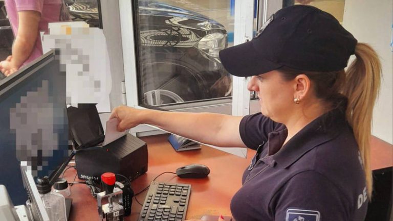 Doi ucraineni au fost prinși la vamă cu permise de conducere false