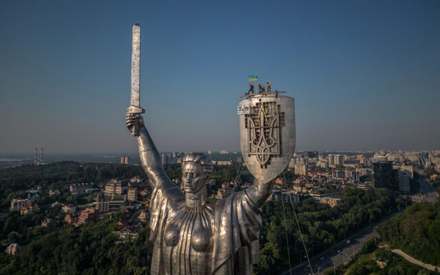 Ucraina dă jos simbolurile sovietice de pe monumentul Patriei Mamă din Kiev