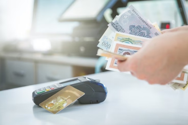 Moldovenii preferă să plătească CASH! Cardul este folosit foarte rar