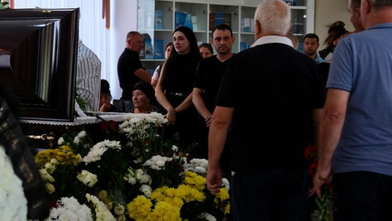 Colegi și ex-deputați au fost prezenţi la funeraliile lui Tudor Deliu