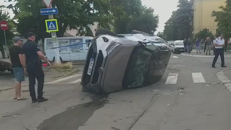 Accident spectaculos in Capitală! O maşină s-a răsturnat