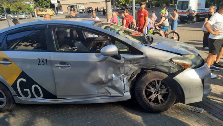 Două taxiuri s-au ciocnit violent în centrul Chişinăului