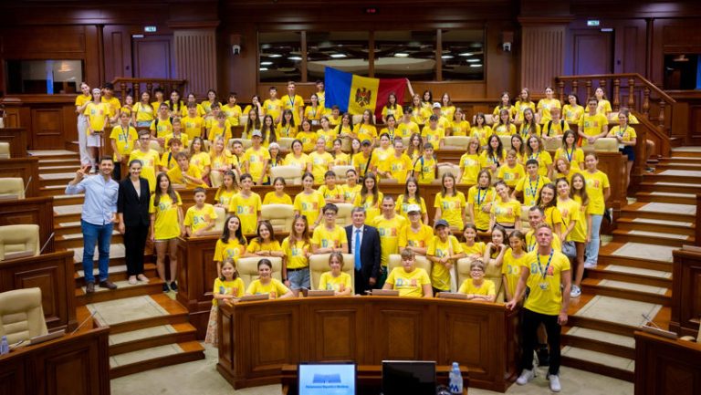 Elevii din diaspora au vizitat Parlamentul