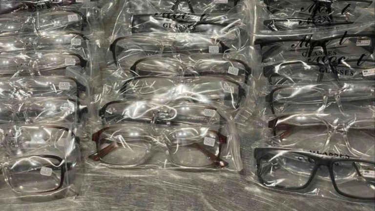 O rusoaică a vrut să intre în ţară cu 175 de perechi de ochelari