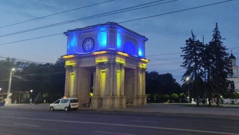 Arcul de Triumf a fost iluminat în culorile Ucrainei