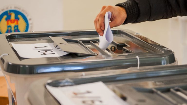 Coadă la secția de votare dintr-o localitate din localitatea Cocieri, raionul Dubăsari
