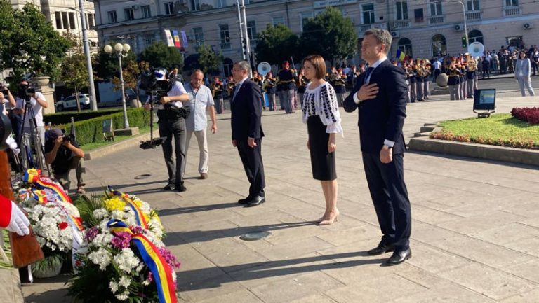 Mai marii țării au depus flori la monumentul lui Ștefan cel Mare și Sfânt