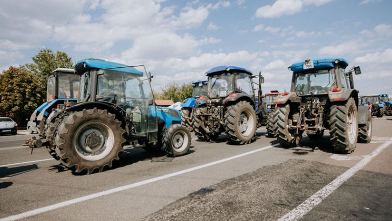 Fermierii au deblocat șoseaua Hîncești, dar se îndreaptă spre Capitală pentru a discuta cu reprezentanții Guvernului