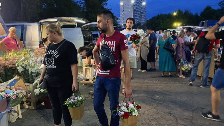 Chișinăuienii au făcut cozi la florării în ajun de 1 septembrie