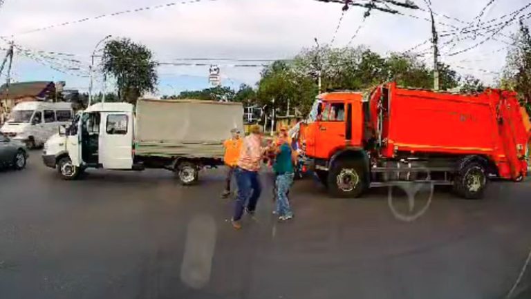 Doi şoferi şi-au împărţit dreptatea cu pumni şi picioare în mijlocul Tiraspolului