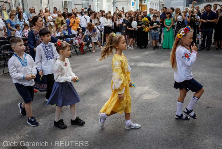 Milioane de copii din Ucraina au început azi şcoala. Ameninţări cu bombă în mai multe unităţi de învăţământ