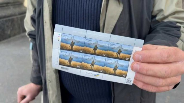 Ucrainenii ‘SE BAT’ pe timbrele cu crucişătorul rus scufundat ‘Moskva’