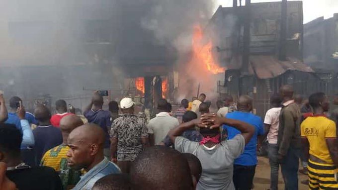 Un nigerian a murit după ce mulțimea i-a dat foc din cauza unei dispute cu un cleric musulman