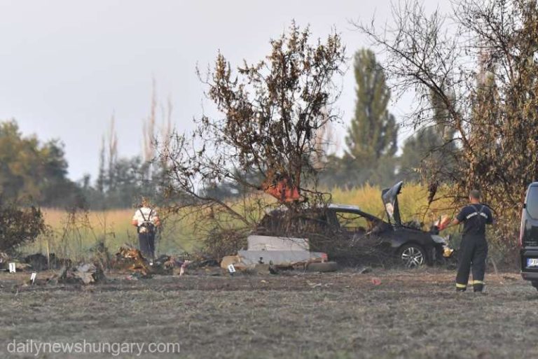 Avion PRĂBUŞIT la un show aviatic din Ungaria! Sunt morţi şi răniţi!