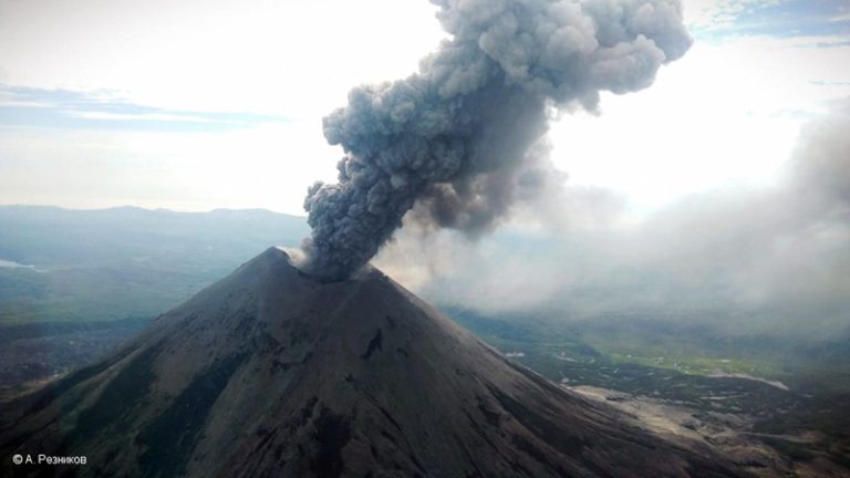 Un vulcan din estul Rusiei aruncă în aer o coloană de cenuşă cu o înălţime de 10 kilometri