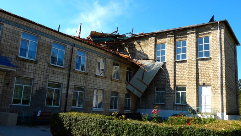 Acoperişul unei şcoli din Edineţ a fost distrus de furtună – VIDEO