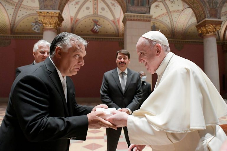 Papa Francisc îi mulţumeşte lui Viktor Orban pentru primirea refugiaţilor ucraineni în Ungaria