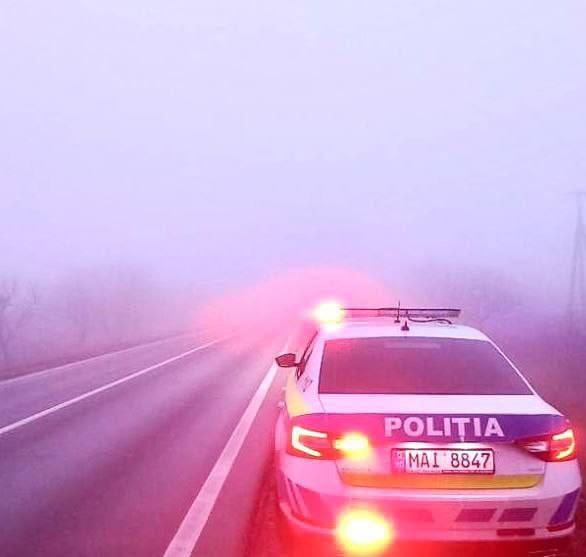 Ceață densă pe unele porțiuni de drum din țară. Poliția vine cu recomandări către șoferi