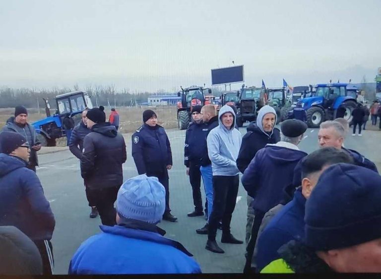 VIDEO: Fermierii au blocat traseul Cahul-Cantemir