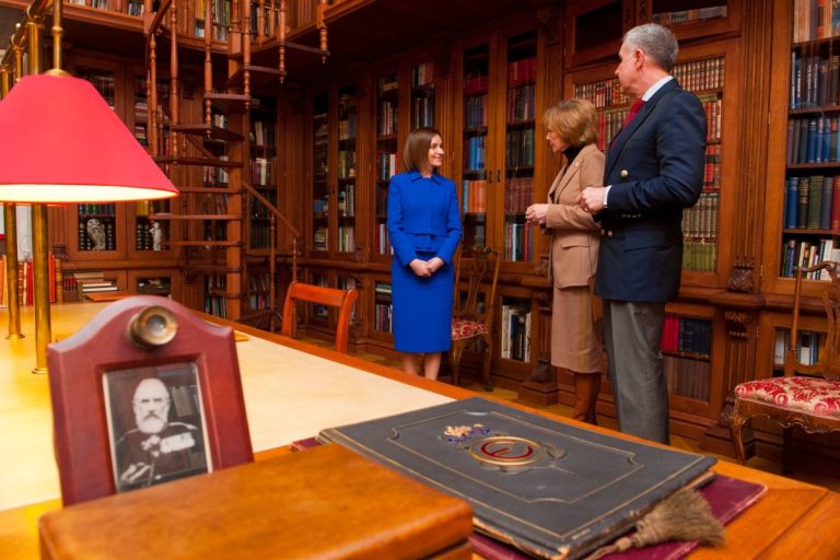 FOTO/ Președinta Maia Sandu a fost în vizită la Castelul Regal Săvârșin. „Mi-a părut bine să-i revăd pe Majestatea Sa Margareta”