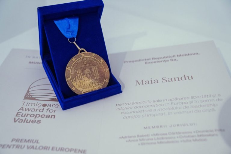 Maia Sandu va trebui să declare în decurs de trei zile, Comisiei de Evidență a Cadourilor medalia și cei 30 000 de euro “Pentru valori europene”