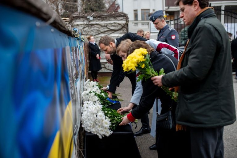 FOTO/ Șeful Delegației Uniunii Europene și ambasadorii statelor membre ale UE au depus flori în fața Ambasadei Ucrainei la Chișinău