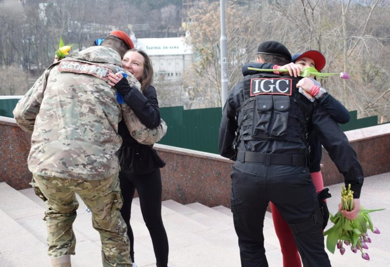FOTO/ Cu ocazia Zilei de 8 Martie, carabinierii au împărțit azi flori doamnelor și domnișoarelor