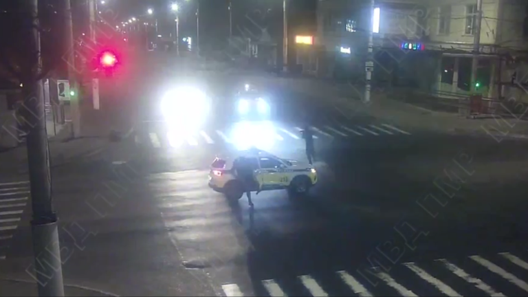 VIDEO/ În Tiraspol, un șofer, îmbrăcat în costum de Moș Crăciun, a trecut la culoarea roșie a semaforului cu un BMW fără numere de inmatriculare