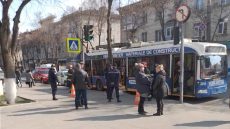 FOTO/ Tragedie la Bălți: Un bărbat a fost lovit mortal de un troleibuz lângă o trecere de pietoni. Șoferul, reținut