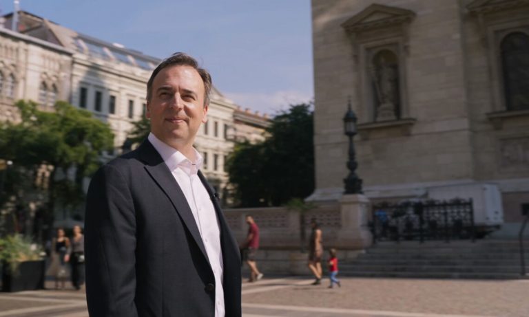 Ambasadorul american în Ungaria remarcă un ‘fals război cultural’, în timp ce Viktor Orban denunţă ‘virusul woke’