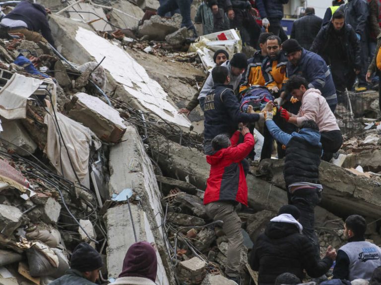 Bilanţul cumulat al cutremurelor din Turcia şi Siria a depăşit 2.600 de morţi