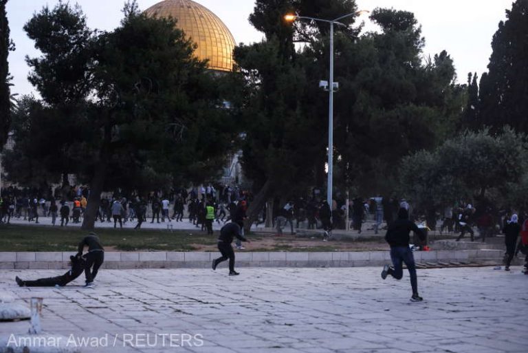 Cel puţin 57 de palestinieni, răniţi în urma ciocnirilor cu Poliţia israeliană pe Esplanada Moscheilor din Ierusalim