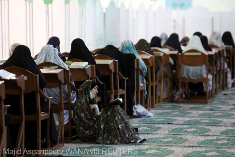 Sute de eleve, otrăvite în Iran în încercarea de a determina închiderea şcolilor de fete