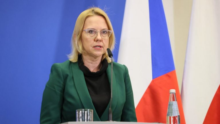 Polonia este pregătită pentru o interdicţie a vânzărilor de petrol impusă de Rusia (ministru)