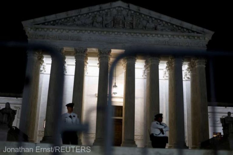 Curtea Supremă a SUA blochează planul preşedintelui Biden de anulare a unor datorii pentru studii